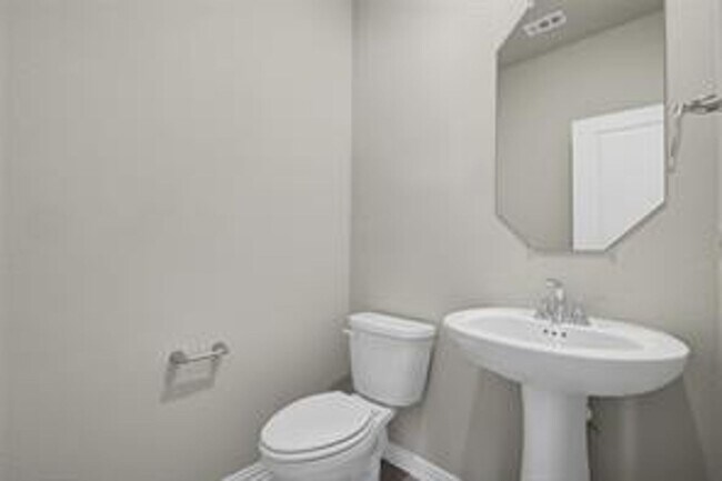 Building Photo - Spacious 3BR/2.5BA Home Near Parks, Dining & Community Pool