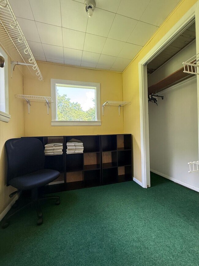 Building Photo - 2 Bedroom Home Available August 2026