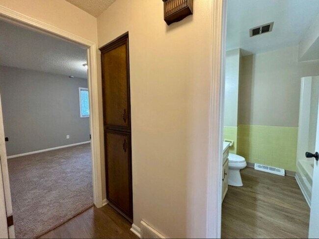 Building Photo - 2 Bedroom Duplex In Wyoming Available Dece...