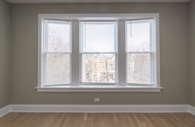 Building Photo - 5404 N Paulina St