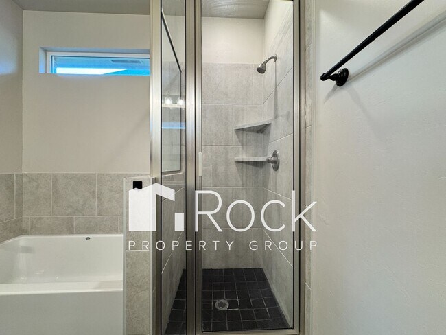 Building Photo - Spacious 3-Bedroom Home with Designer Kitc...