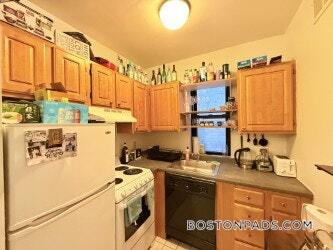 Building Photo - 829 Beacon St