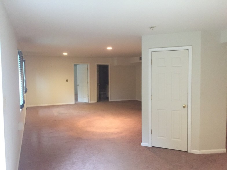 Living room 1C - 4300 Stablemere Ct