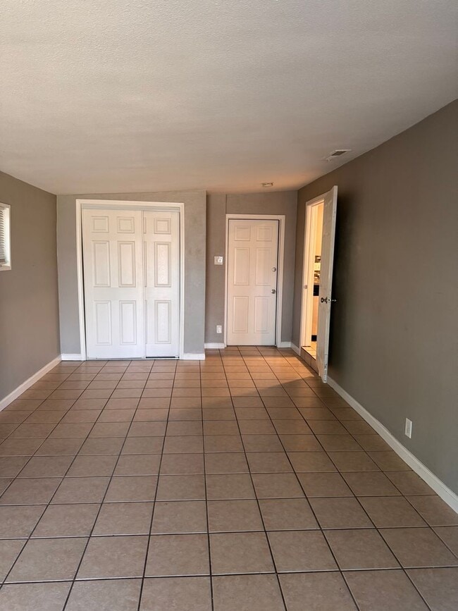 Building Photo - Beautifully Updated 4/2 in Old Fig