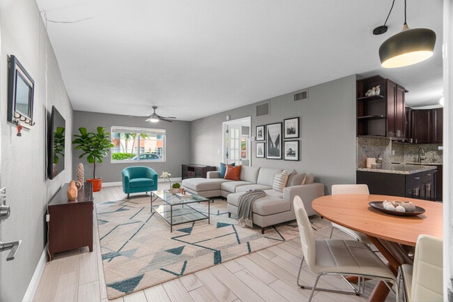 Building Photo - 124 NE 19th Ct