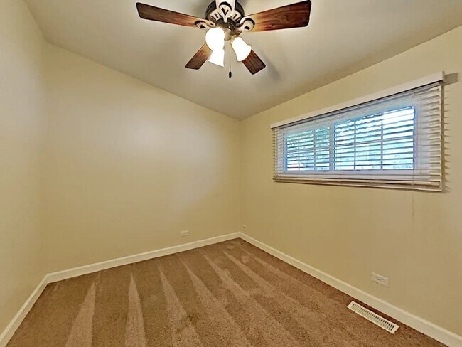 Building Photo - 778 N Elmwood Dr