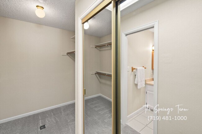 Building Photo - REMODELED SINGLE-LEVEL 2BD TOWNHOME w/ A/C - Security Deposit Waiver Available