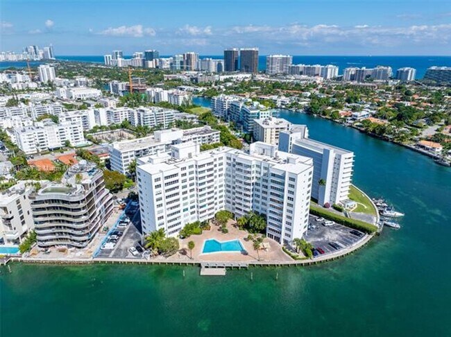 Building Photo - 9102 W Bay Harbor Dr