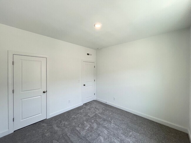 Building Photo - Spacious 5BD, 3BA Knightdale Home with Mod...