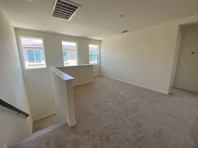 Building Photo - 3 Bedroom 3 Bathroom Home with Open Floor ...