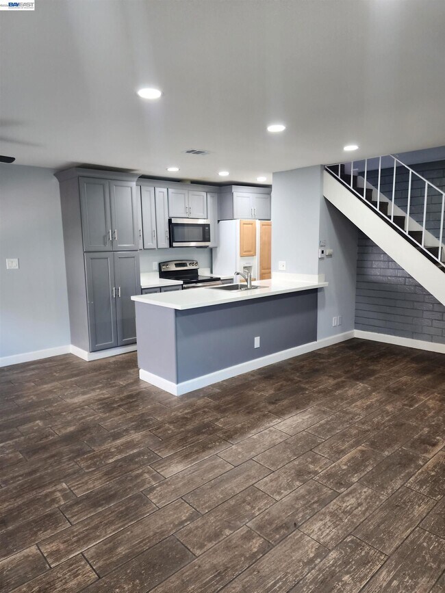 Building Photo - 4985 N Holt Ave