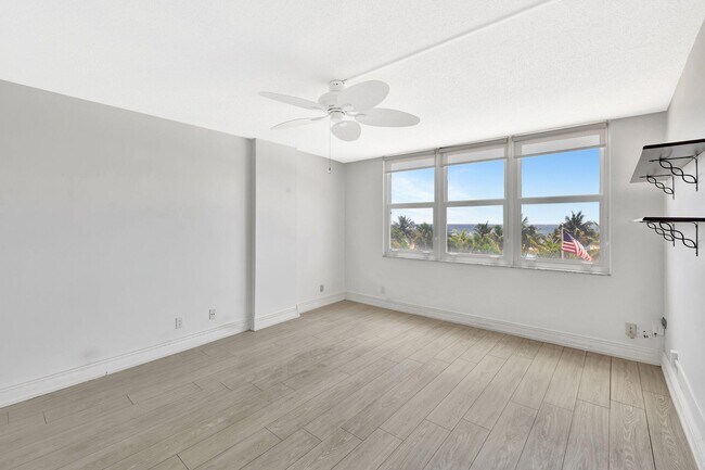 Building Photo - 328 N Ocean Blvd