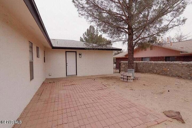 Building Photo - 727 Arredondo Dr