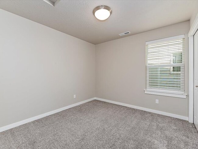 Building Photo - $500 off March Rent!  4 bedroom, 2 bath ho...