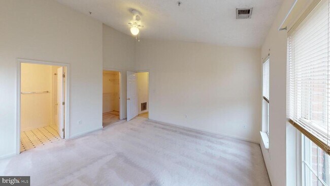 Building Photo - 2443 Blue Spring Ct