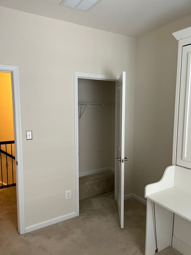 Building Photo - 927 Brechin Ln