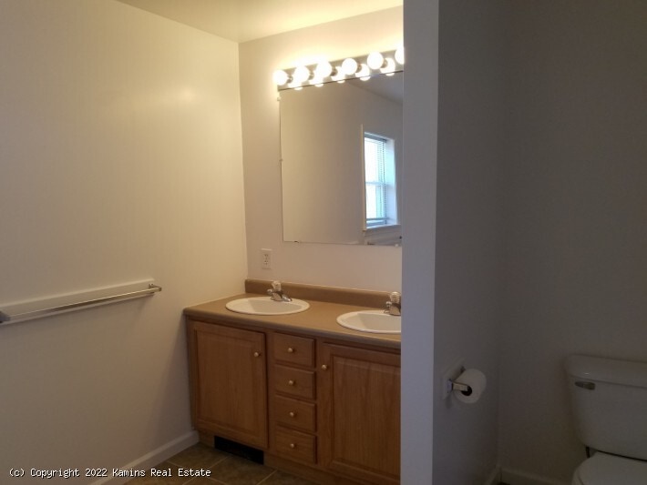 Double vanity - 237 Green Ave