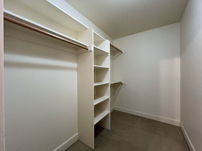 Building Photo - Luxury 5 Bedroom Home with Soaking Tub, Chef’s Kitchen & Expansive Primary Suite