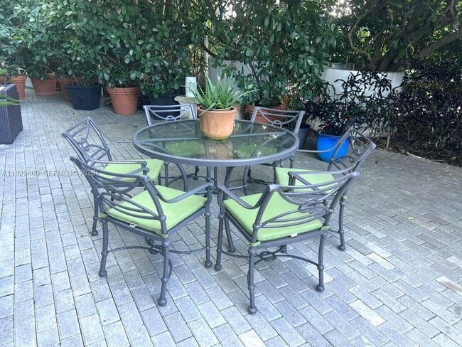 Building Photo - 1000 South Pointe Dr