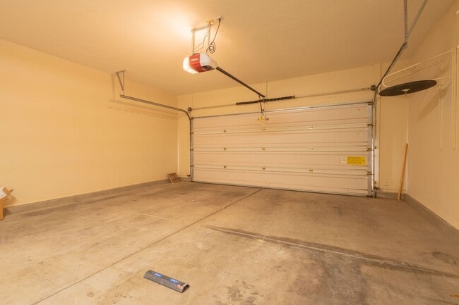 Building Photo - 3 Bedrooms 2 Bathrooms