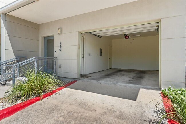 Building Photo - 604 N Bluff Dr