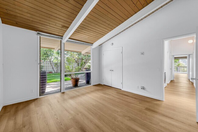 Building Photo - 3623 Serra Rd