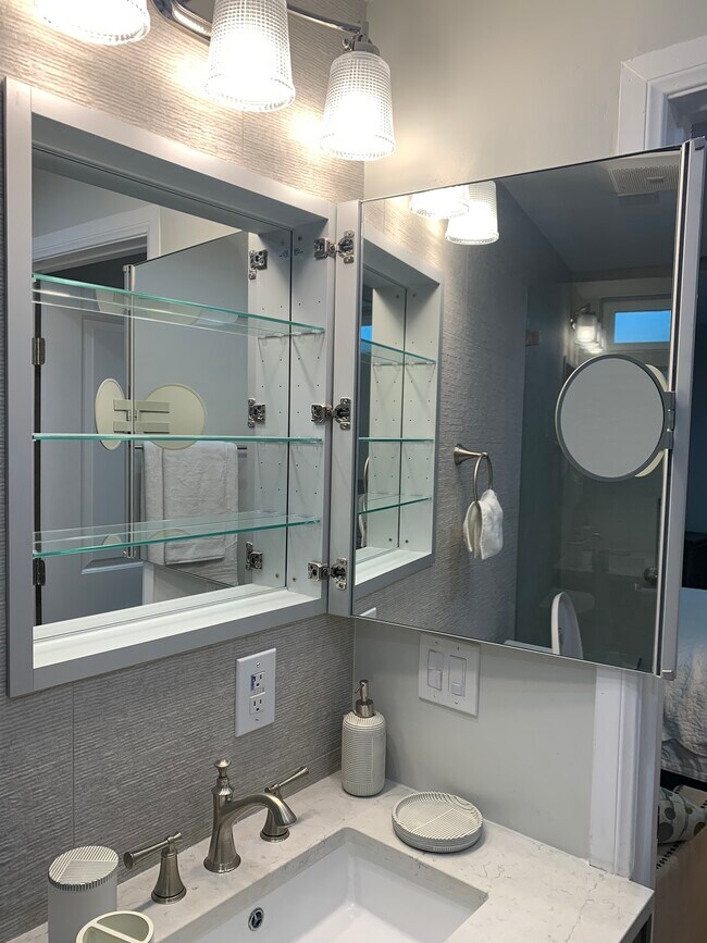 Building Photo - 145 S La Peer Dr