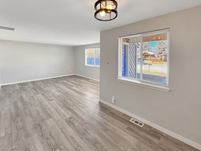 Building Photo - 7053-7055 W Ustick Rd