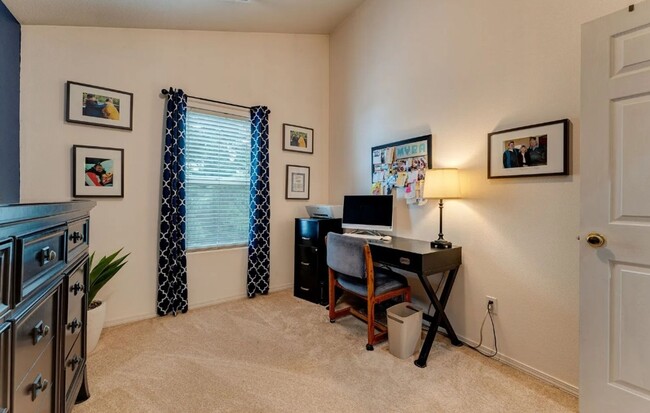 Building Photo - Kelly Creek 3 Bedroom Townhome