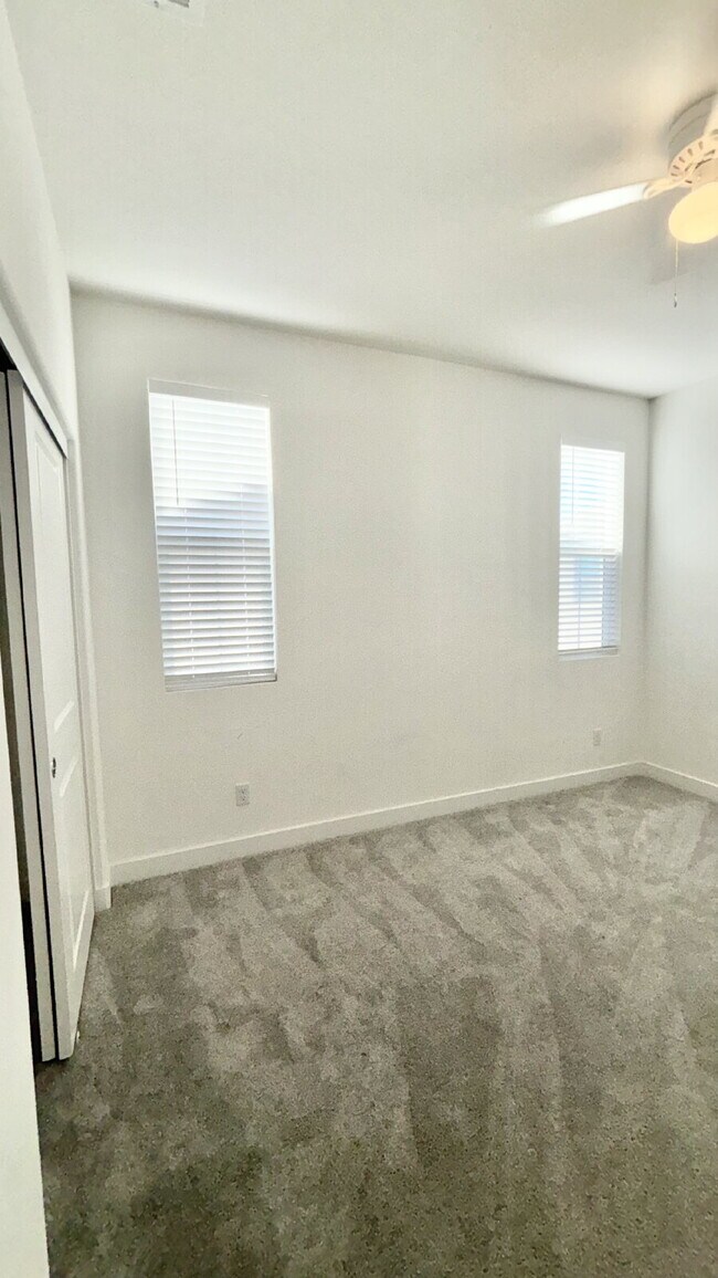 Building Photo - 4 Bedrooms Available University Park