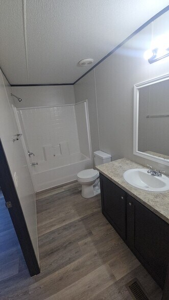 Building Photo - 1120 N Vista Dr