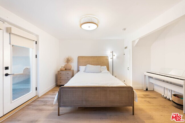 Building Photo - 3541 Multiview Dr