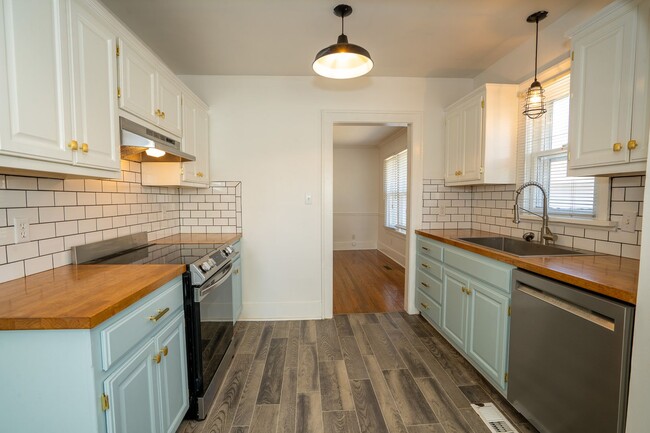 Building Photo - Updated 2 Bed, 1.5 Bath in Tulsa!