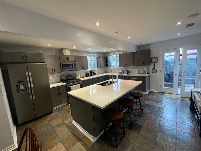 Primary Photo - Charming 3 bedroom 3.5 bathroom in North Park