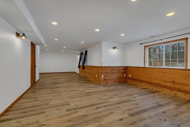 Building Photo - 516 4th Ave NE