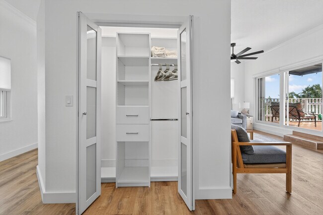 Building Photo - 300 E 24th St