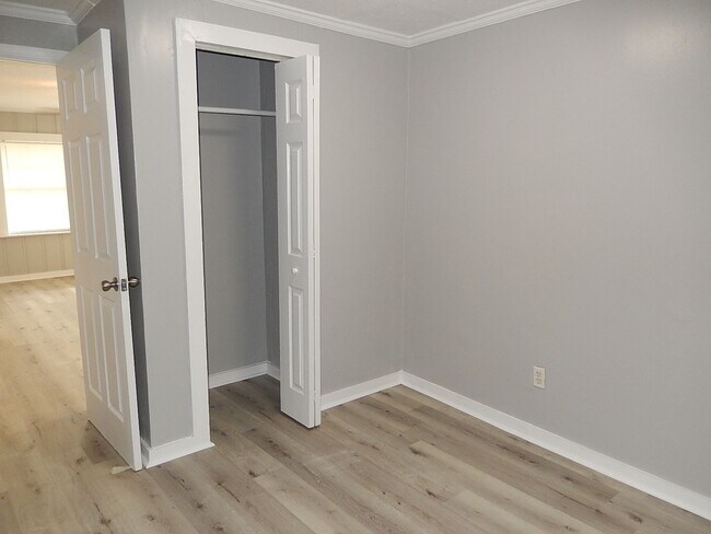 Building Photo - Recently RENOVATED 3/2 w/ Stainless Steel Appliances, Plank Vinyl Throughout, Washer/Dryer, & Lar...