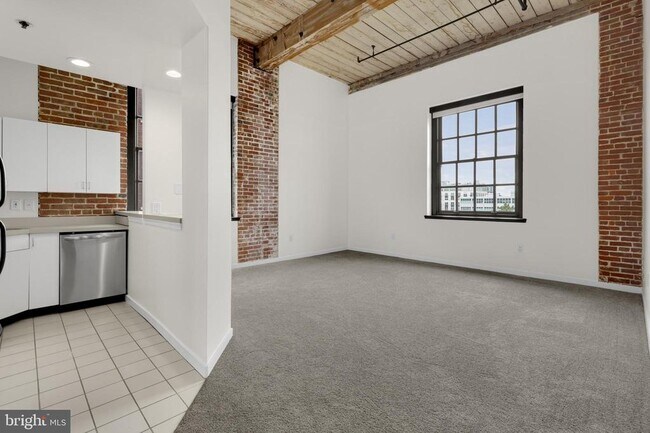 Building Photo - 303 Vine St