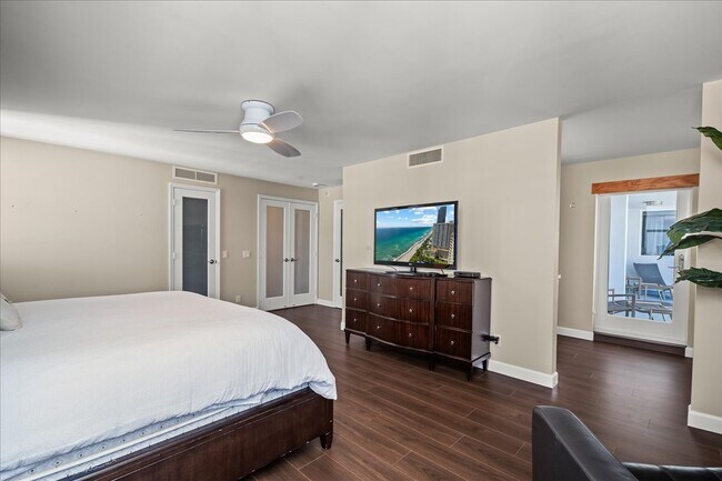 Building Photo - La Mer Condo