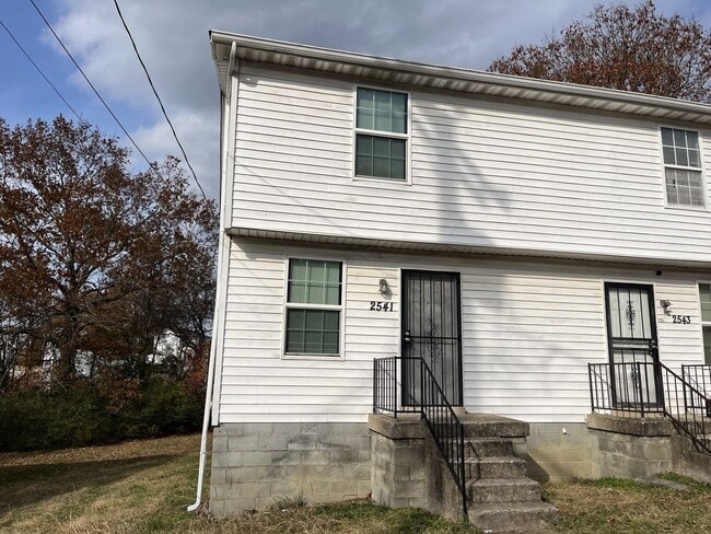 Primary Photo - 2 Bedroom Home Minutes from Downtown!