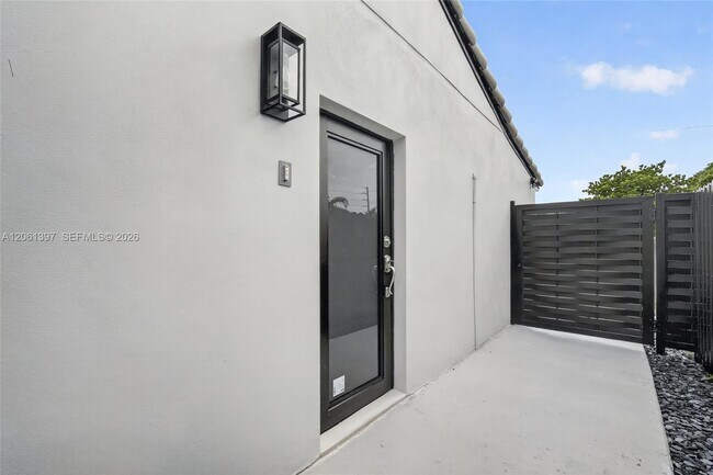 Building Photo - 1011 NW 30th Ct