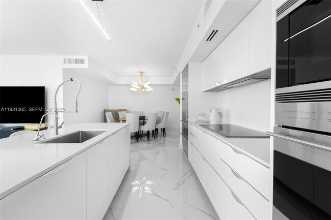 Building Photo - 9521 E Bay Harbor Dr