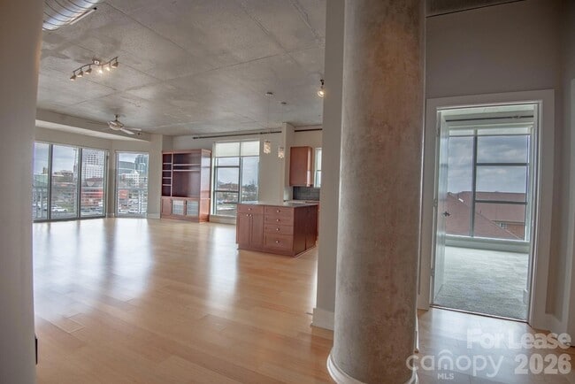 Building Photo - 505 E 6th St