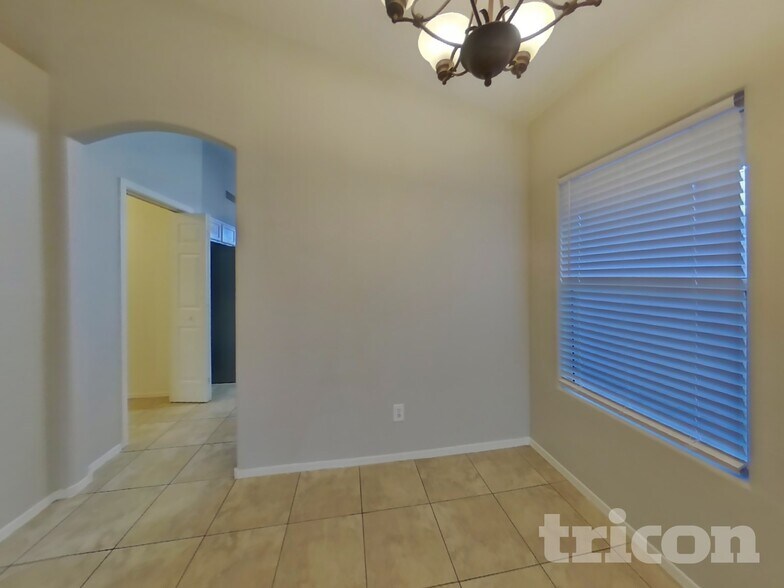 Building Photo - 525 N Val Vista Dr