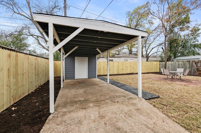 Building Photo - 2018 Remodeled 3 bed / 2 bath - wood / tile floors, fenced yard. Hyde Park / Downtown