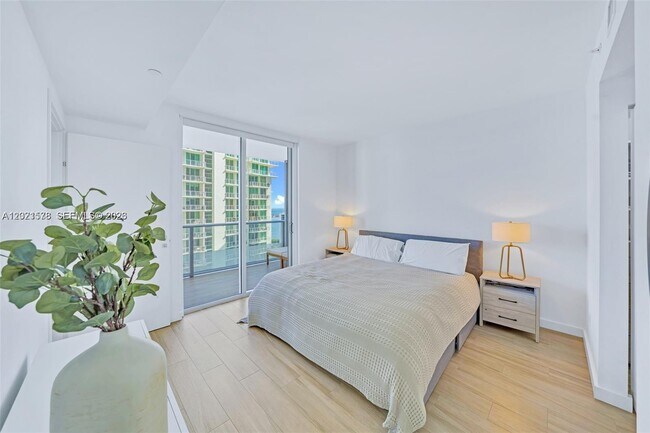 Building Photo - 1300 Brickell Bay Dr