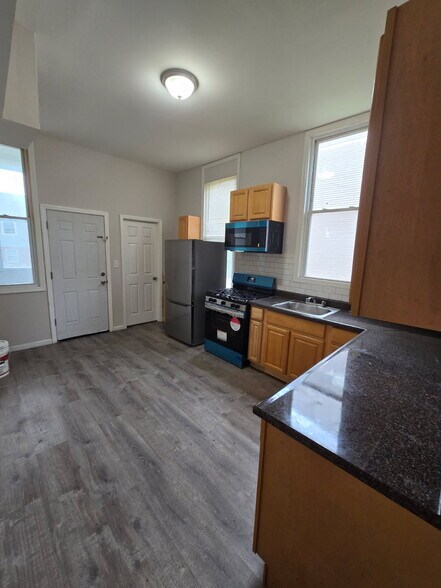 Building Photo - 584 Hunterdon St