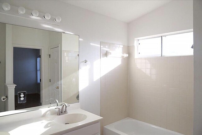 Building Photo - 805 Settlement St