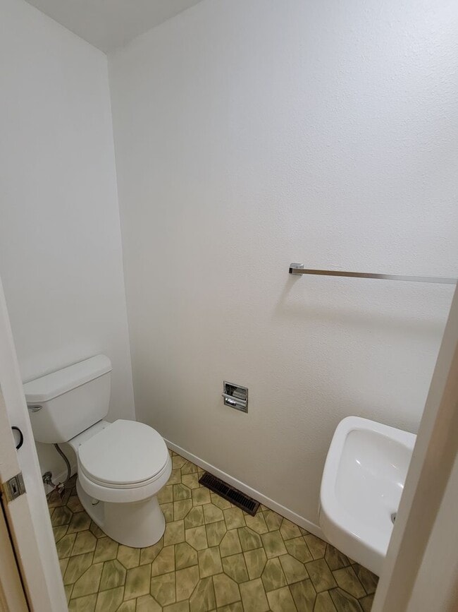Building Photo - Spacious 3/2 Home Located in the Stanmar c...