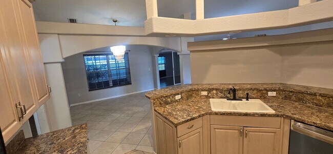 Building Photo - Huge Three Bedroom- 2 bath + den, 2 car ga...
